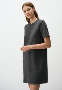 Abito a maniche corte realizzato in tessuto grigio scuro. Presenta un colletto rotondo e una vestibilità ampia, con un design semplice e pulito senza motivi visibili.