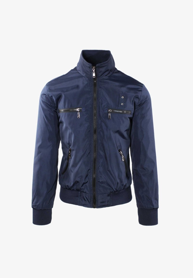 Giacca bomber blu navy in tessuto liscio, con colletto alto, zip frontale e quattro tasche con zip. Polsini e orlo elasticizzati.
