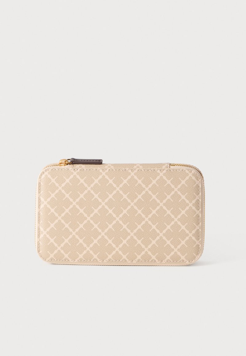 Μπεζ πορτοφόλι με φερμουάρ κατασκευασμένο από υλικό με υφή, με ανάγλυφο σχέδιο σταυρωτής ύφανσης, χρυσό φερμουάρ και σκουρό καφέ λεπτομέρεια.
