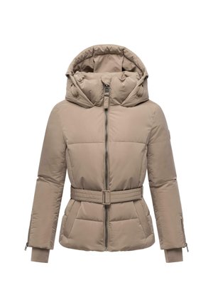 Manteau rembourré beige avec capuche, fermeture éclair à l'avant et ceinture. Caractéristiques de panneaux matelassés et deux poches latérales. Texture douce et lisse.