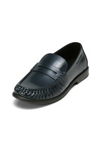 Marineblauwe leren instapper met een gladde afwerking, voorzien van een moccasinontwerp, gestikte detailing en een low-profile rubberen zool.