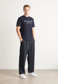 Tommy Hilfiger TEE - T-shirt con stampa - desert sky