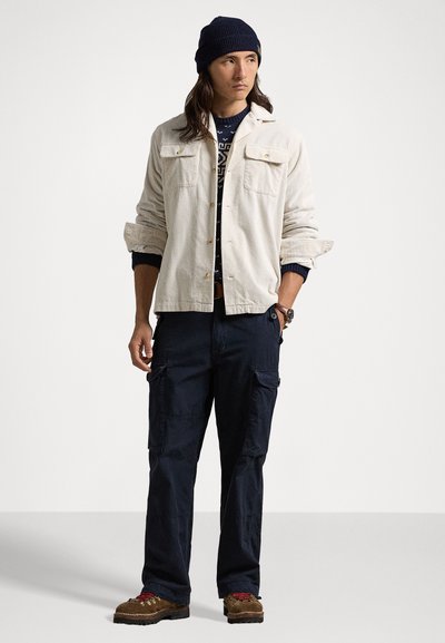 Polo Ralph Lauren CLASSIC FIT CORDUROY CAMP SHIRT - Skjorte - antique cream