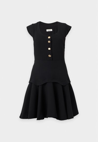 Robe noire à manches courtes avec décolleté arrondi, quatre boutons dorés sur le devant, taille cintrée et jupe évasée.
