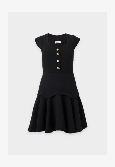 Robe noire à manches courtes avec décolleté arrondi, quatre boutons dorés sur le devant, taille cintrée et jupe évasée.