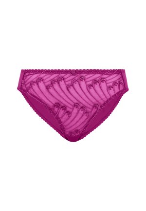 Ropa interior femenina de encaje transparente magenta con patrones bordados en forma de abanico y bordes festoneados, exhibida sobre un fondo blanco.