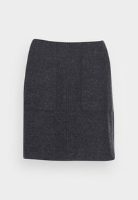 Mini jupe en gris, avec une coupe droite, deux poches avant et des accents de couture subtils. Texture lisse sans motif visible.