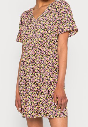 Sukienka w kwiaty z dekoltem w serek, krótkimi rękawami, czarnym tłem oraz wzorem różowych i żółtych kwiatów na lekkiej tkaninie.