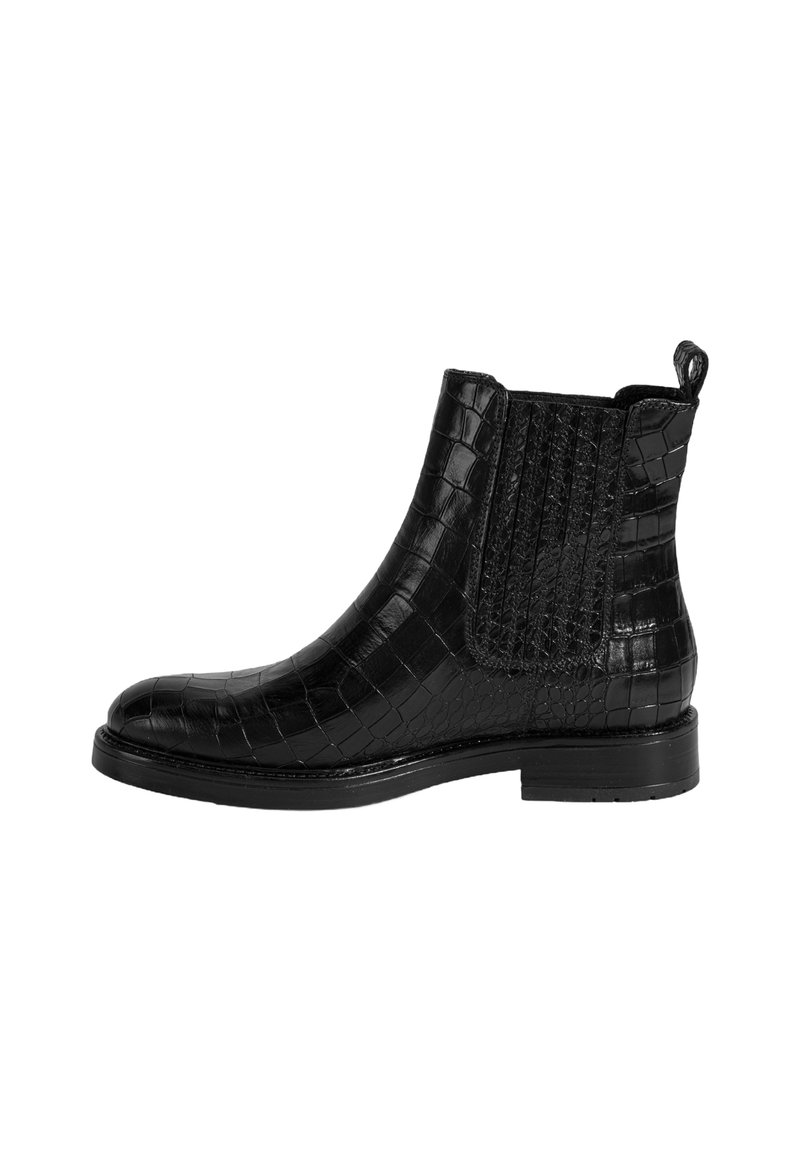Bottines Chelsea en cuir noir avec une texture crocodile, des panneaux latéraux élastiques et une languette. Semelle plate avec un léger talon.