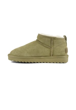 Chaussure d'hiver basse en daim vert olive avec semelle épaisse en caoutchouc et coutures visibles, équipée d'une languette de tirage et d'une doublure intérieure douce couleur crème.