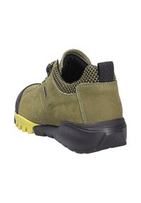 Scarpa da trekking verde in suede con suola in gomma nera, dettagli in rete e colletto imbottito. Caratterizzata da una chiusura sicura e un profilo di battistrada robusto.