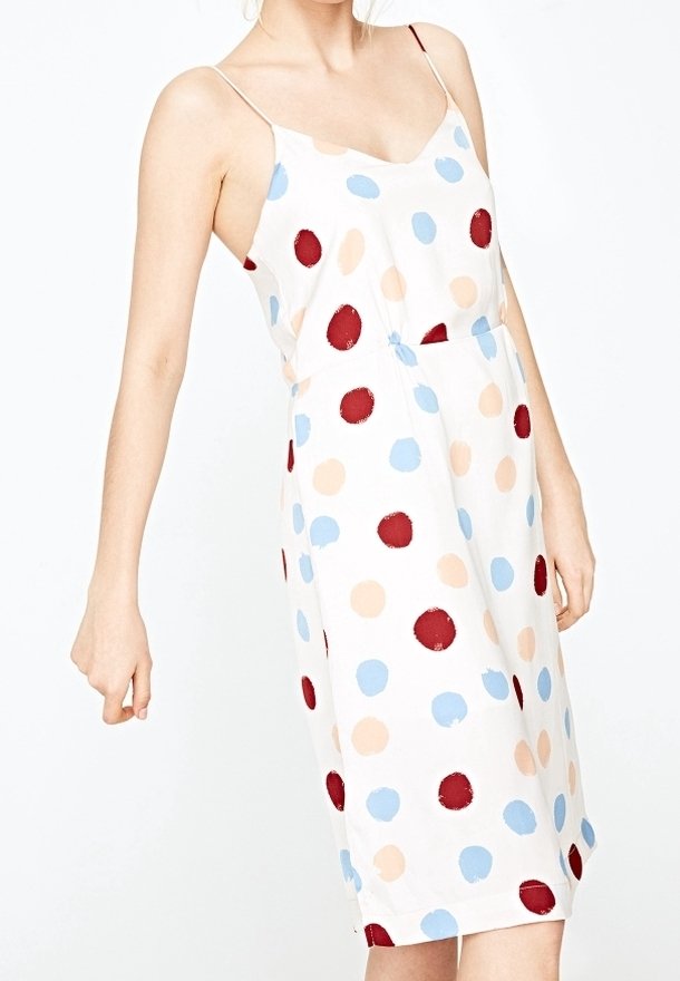Vestido de satén tipo slip con base blanca y grandes lunares rojos, azules y melocotón, con tirantes finos y un corte relajado.