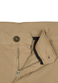 Pantaloni beige con zip e chiusura a bottone. Presentano una texture del tessuto liscia e un dettaglio della tasca posteriore con cuciture visibili.