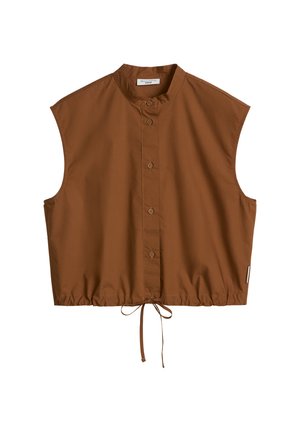 Top marron sans manches avec boutons, col montant et cordon ajustable à l’ourlet, en tissu lisse.