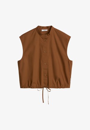 Top marron sans manches avec boutons, col montant et cordon ajustable à l’ourlet, en tissu lisse.