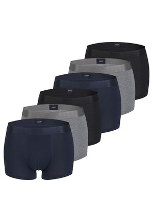 Sześć par męskich bokserów w kolorach granatowym, szarym i czarnym, ułożonych w przesuniętym rzędzie z logo "JOOP!" na pasach.