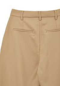 Pantaloni beige su misura con una texture liscia, dotati di due tasche posteriori e passanti per cintura. Il tessuto sembra leggero e ben strutturato.