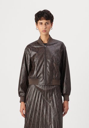 Chaqueta bomber de imitación cuero marrón con patrón de piel de serpiente, puños y cinturilla acanalados, y bolsillos con cremallera. Textura suave, diseño a la moda.