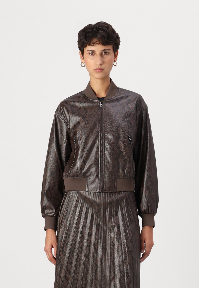 Chaqueta bomber de imitación cuero marrón con patrón de piel de serpiente, puños y cinturilla acanalados, y bolsillos con cremallera. Textura suave, diseño a la moda.