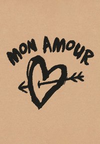 Tessuto beige con ricami neri che recitano "MON AMOUR" sopra un simbolo a forma di cuore con una freccia, enfatizzando linee audaci e contrasto.