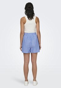 Modré šortky s elastickým pasem, vyrobené z lehké látky. Design zahrnuje vertikální bílé pruhy.