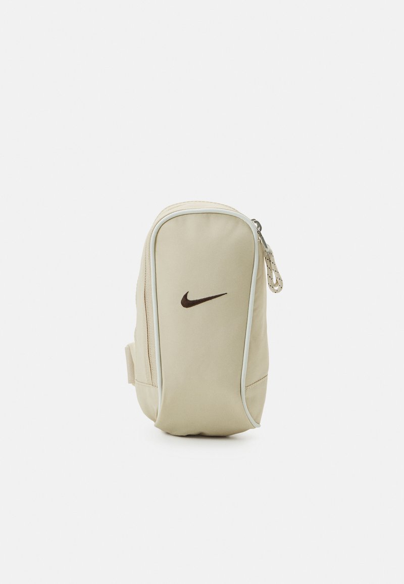 Nike Sportswear ESSENTIALS CROSSBODY UNISEX - Rankinė per petį - sanddrift/sail/baroque brown