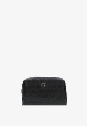 Bolsa de cosméticos negra rectangular con patrón repetido en relieve "G" y cremallera plateada y logo sobre fondo blanco.
