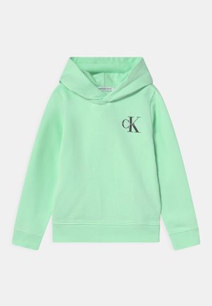 Sweat à capuche vert clair à manches longues avec logo noir « CK » sur le haut gauche de la poitrine.