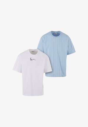 Deux t-shirts : un blanc avec un logo noir, et un bleu clair avec des rayures verticales blanches et un petit logo sur la poitrine.
