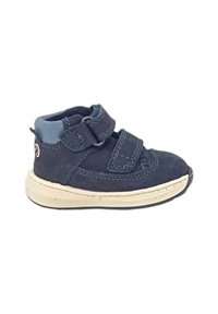 Scarpine blu scuro per bambini con due strap in Velcro, materiale scamosciato, suola in gomma di colore chiaro e dettagli cuciti sulla parte superiore.