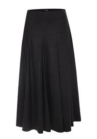 Jupe midi noire à rayures fines avec une taille haute. Présente des plis pour plus de volume et de mouvement. Texture lisse et design soigné.