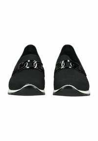Černé slip-on boty s texturovaným textilním svrškem. Mají lesklý černý řetízek jako ozdobu a bílou gumovou podešev.
