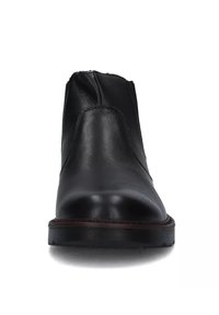 Stivale alla caviglia in pelle nera con punta arrotondata, texture liscia, cuciture minime e tacco basso. Presenta una zip nascosta sul lato.