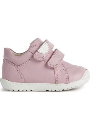 Chaussure en cuir rose avec deux straps Velcro réglables, couture blanche et semelle en caoutchouc blanche. Pointe arrondie et design rembourré pour le confort.