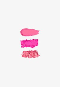 Drei Farbproben von rosa Kosmetik: Oben ist ein glattes, hellrosa Finish, die Mitte hat ein strukturiertes, leuchtendes Rosa, unten ist ein rauer Rosaton mit einem Schimmer.