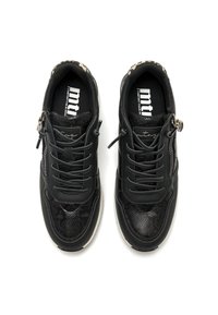 Sneaker neri con un design a stampa rettile testurizzato, dotati di lacci e una zip laterale. Fodera morbida e suole imbottite per il massimo comfort.