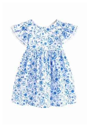Robe florale blanche et bleue, en coton, avec un neckline rond, des manches courtes flottantes et une taille froncée. Présente un motif floral bleu.