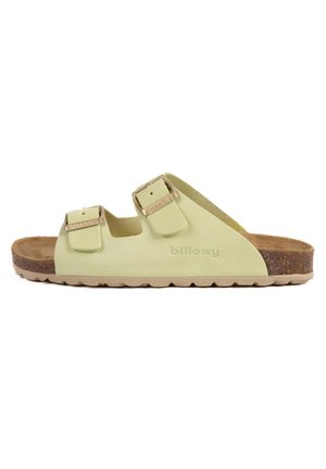 Sandale vert clair avec deux sangles ajustables et boucles en métal. Semelle en liège et semelle en caoutchouc texturé. Design simple avec une forme arrondie.