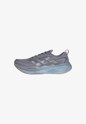 Sneaker sportiva grigia con suola spessa blu chiazzata, tomaia in mesh, chiusura con lacci, linguetta di tiraggio sul tallone e tre strisce riflettenti sul lato.