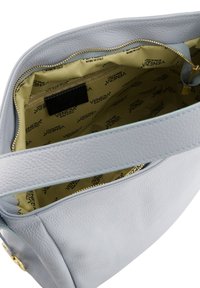 Graue Lederhandtasche mit strukturiertem Finish, goldfarbener Reißverschluss und hellfarbigem Futter, das ein sich wiederholendes Logo-Muster zeigt. Innendetails sichtbar.