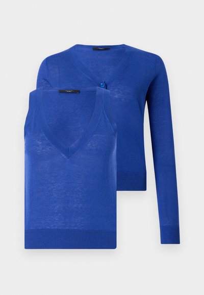 Zils adīts komplekts, kas ietver garām piedurknēm kardigānu ar V veida kakla izgriezumu un pogu aizdari, kā arī bezpiedurkņu topu ar līdzīgu kakla izgriezumu. Gluda tekstūra.