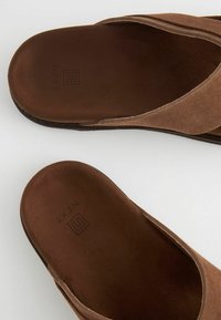 Next OVER REGULAR FIT - Pantolette flach - tan brown