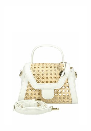 Weiße Handtasche mit gewebter Frontpartie, oberem Griff, abnehmbarem Schulterriemen und kleinem rundem Metallanhänger an einer Kette.