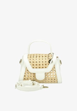 Weiße Handtasche mit gewebter Frontpartie, oberem Griff, abnehmbarem Schulterriemen und kleinem rundem Metallanhänger an einer Kette.