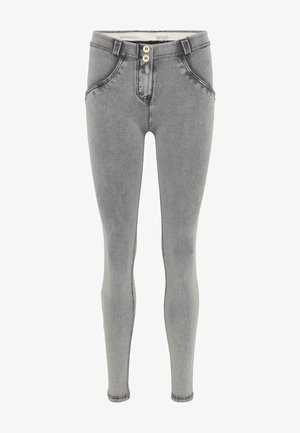 Leggings de mezclilla gris con una cintura alta, cierre de dos botones y ajuste ajustado. Presentan bolsillos y una superficie lisa, ligeramente texturizada.