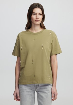 T-shirt en coton vert olive à manches courtes, orné de perles décoratives dispersées sur le devant et offrant une coupe décontractée.