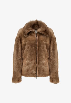 Brūna mākslīgās kažokādas jaka ar augstu apkakli, priekšējo rāvējslēdzēja aizdari un viegli uzpūstām piedurknēm. Mīksta tekstūra un blīvs kažokādas raksts visā jakas virsmā.