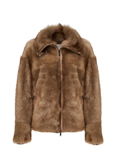 Bruine jas van imitatiebont met een hoge kraag, ritssluiting aan de voorkant en licht opgeblazen mouwen. Zachte textuur en dicht bontpatroon over het geheel.