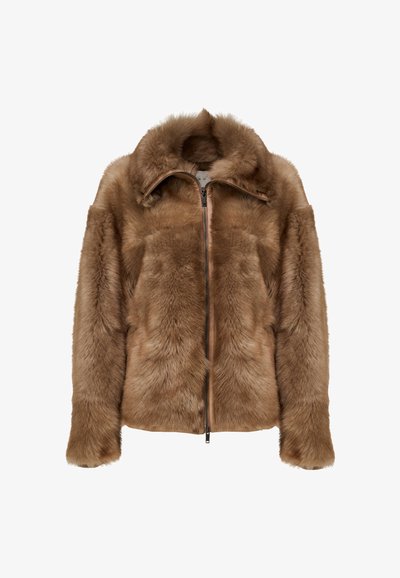Bruine jas van imitatiebont met een hoge kraag, ritssluiting aan de voorkant en licht opgeblazen mouwen. Zachte textuur en dicht bontpatroon over het geheel.