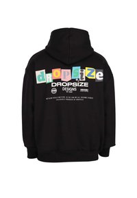 Un sweat à capuche noir avec des lettres "dropsize" colorées et un texte blanc indiquant "DROPSIZE DESIGNS EST. 2020" et un slogan au dos.